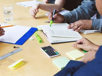 student-team-meeting-at-table